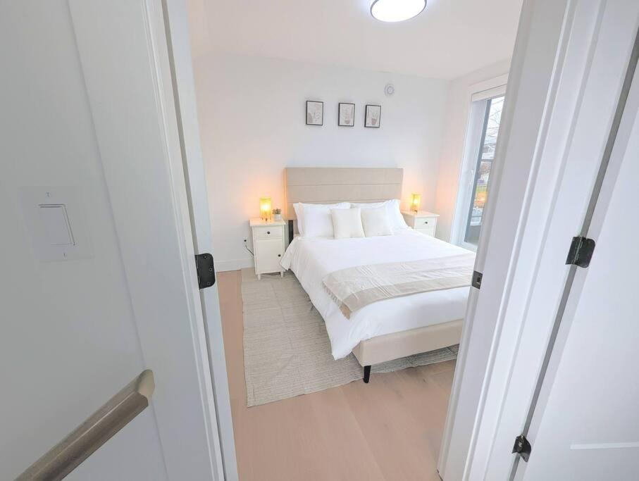 Centrally Located, Modern, 2 Bedroom Home Vancouver Exterior foto