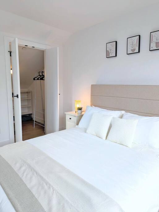 Centrally Located, Modern, 2 Bedroom Home Vancouver Exterior foto