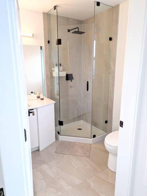 Centrally Located, Modern, 2 Bedroom Home Vancouver Exterior foto
