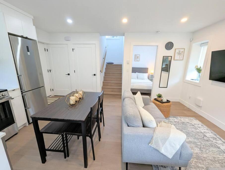 Centrally Located, Modern, 2 Bedroom Home Vancouver Exterior foto